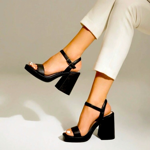 New in Box Black Strappy Open Toe Chunky Heels Pumps 8.5 - Picture 1 of 5